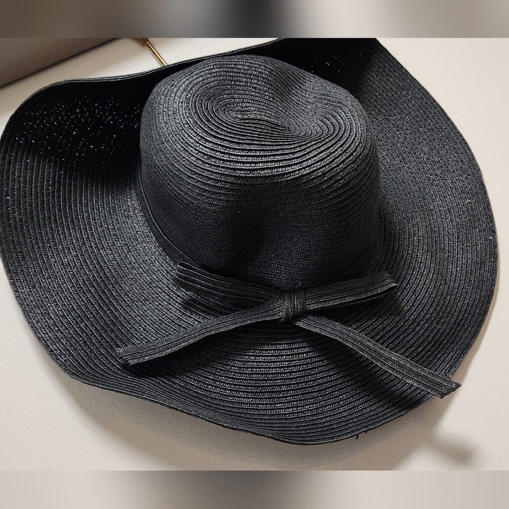 Elegant Black Wide-Brimmed Hat